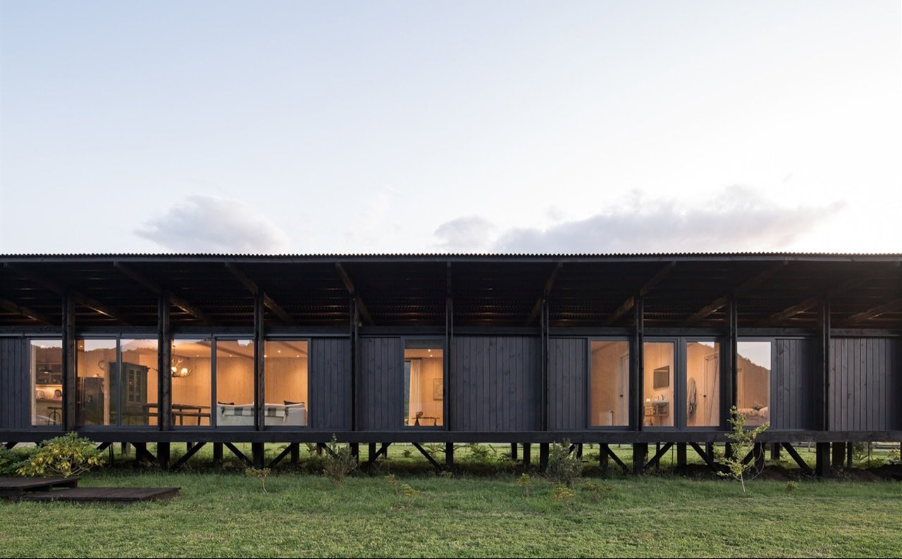 La casa es de una sola planta y se configura a partir de dos volúmenes conectados en un ángulo de 30 grados.