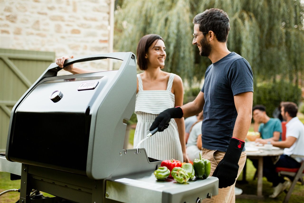 Los modelos Genesis II EX y Spirit EPX, de Weber, vienen equipados con todo lo que se necesita para cocinar cualquier tipo de alimento en el exterior.