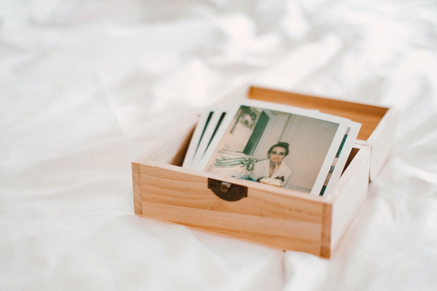 Caja de madera con fotos polaroid