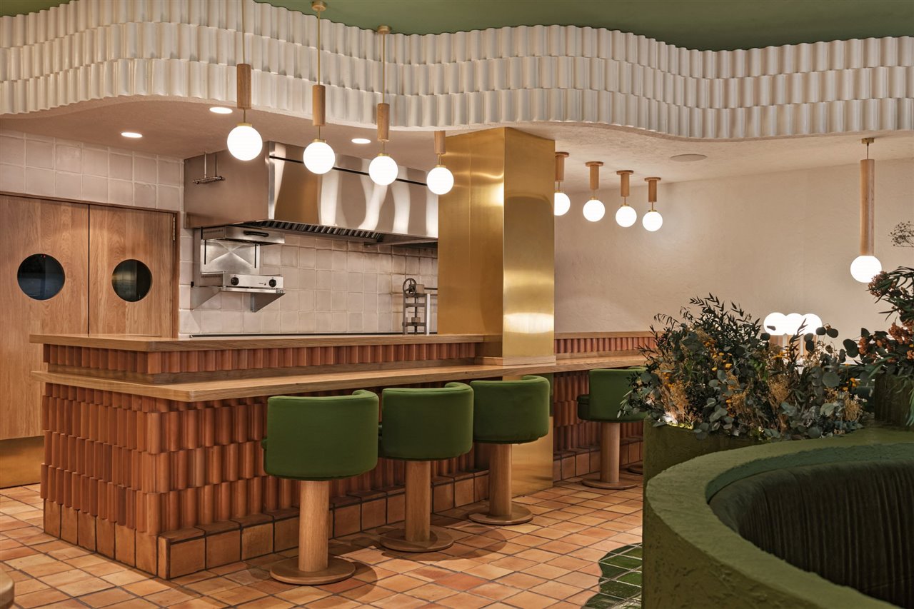 Como el restaurante ofrece producto de proximidad, producto real, Masquespacio ha diseñado un establecimiento que combina los materiales naturales con las formas orgánicas. 