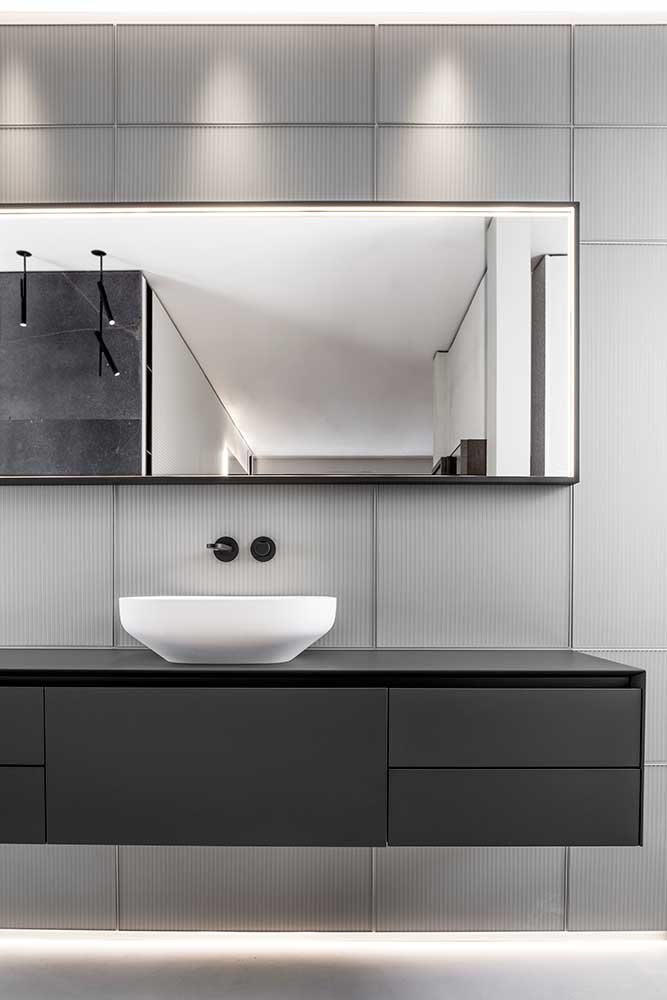 El sistema Modulor de la firma Rimadesio se convierte en la pared de este espacio protagonizado por el mueble Panta Rei, una pieza realizada con materiales naturales y con detalles preciosos. 