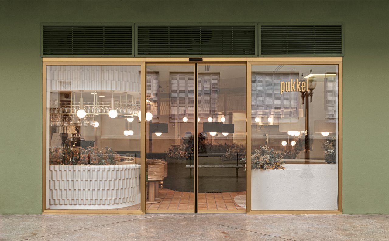 La idea de Pukkel nace durante una comida entre amigos. Un año más tarde, el restaurante abre sus puertas. 