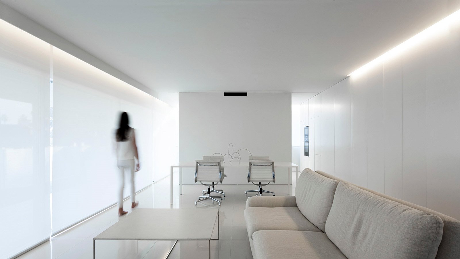 Salon minimalista con sofa blanco y mesa de centro