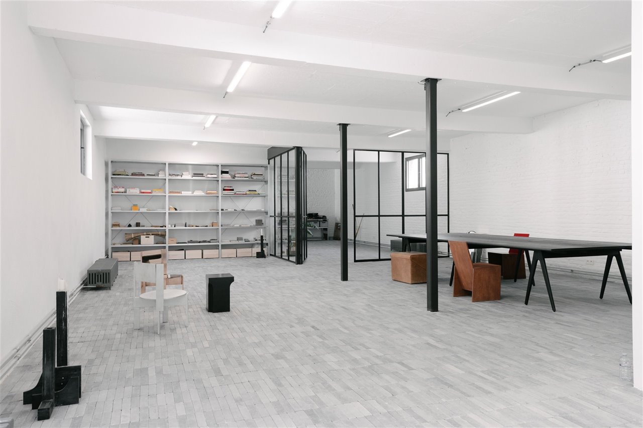 Ubicado dentro de un edificio renovado y remodelado, en el nuevo espacio de Bélgica se exhibe la obra del diseñador Noro Khachatryan. 