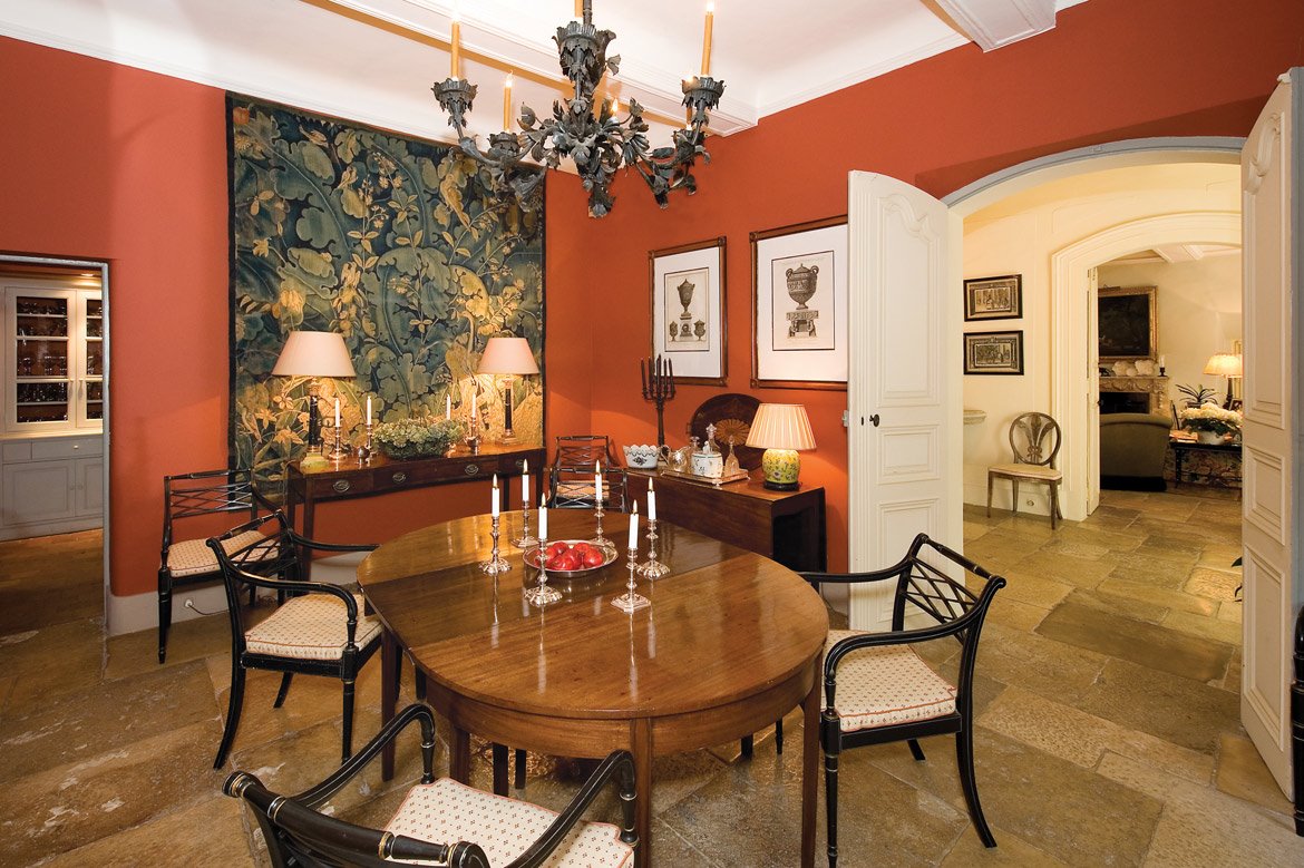 Casa de George y Amal Clooney en la provenza francesa comedor con paredes rojas