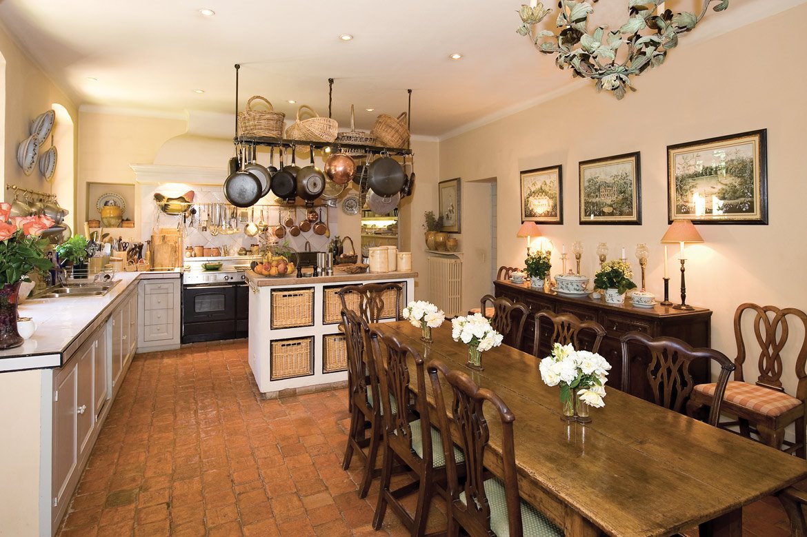 Casa de George y Amal Clooney en la provenza francesa comedor en cocina