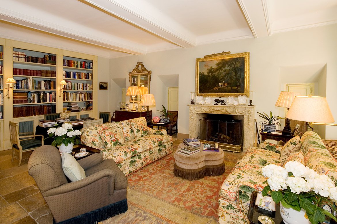 Casa de George y Amal Clooney en la provenza francesa salon con chimenea