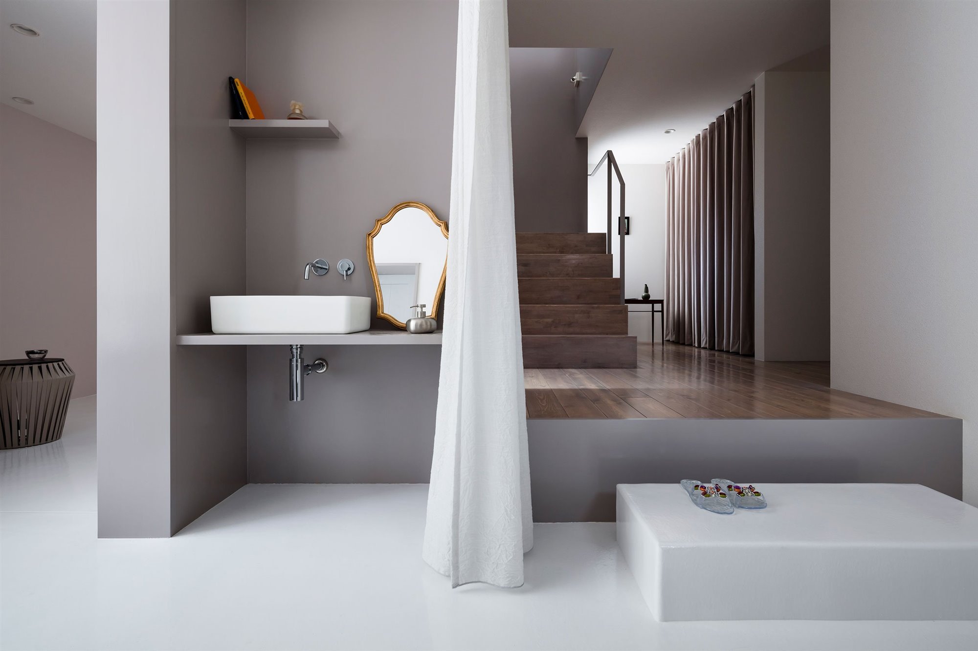 Casa moderna con decoracion de estilo minimalista en japon baño con escaleras
