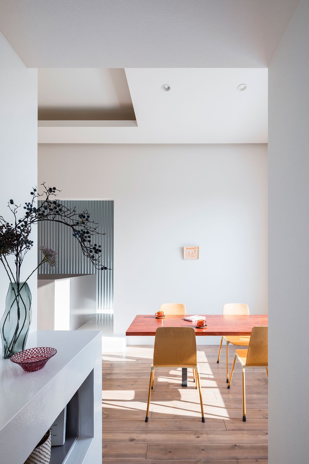 Casa moderna con decoracion de estilo minimalista en japon comedor con sillas de madera