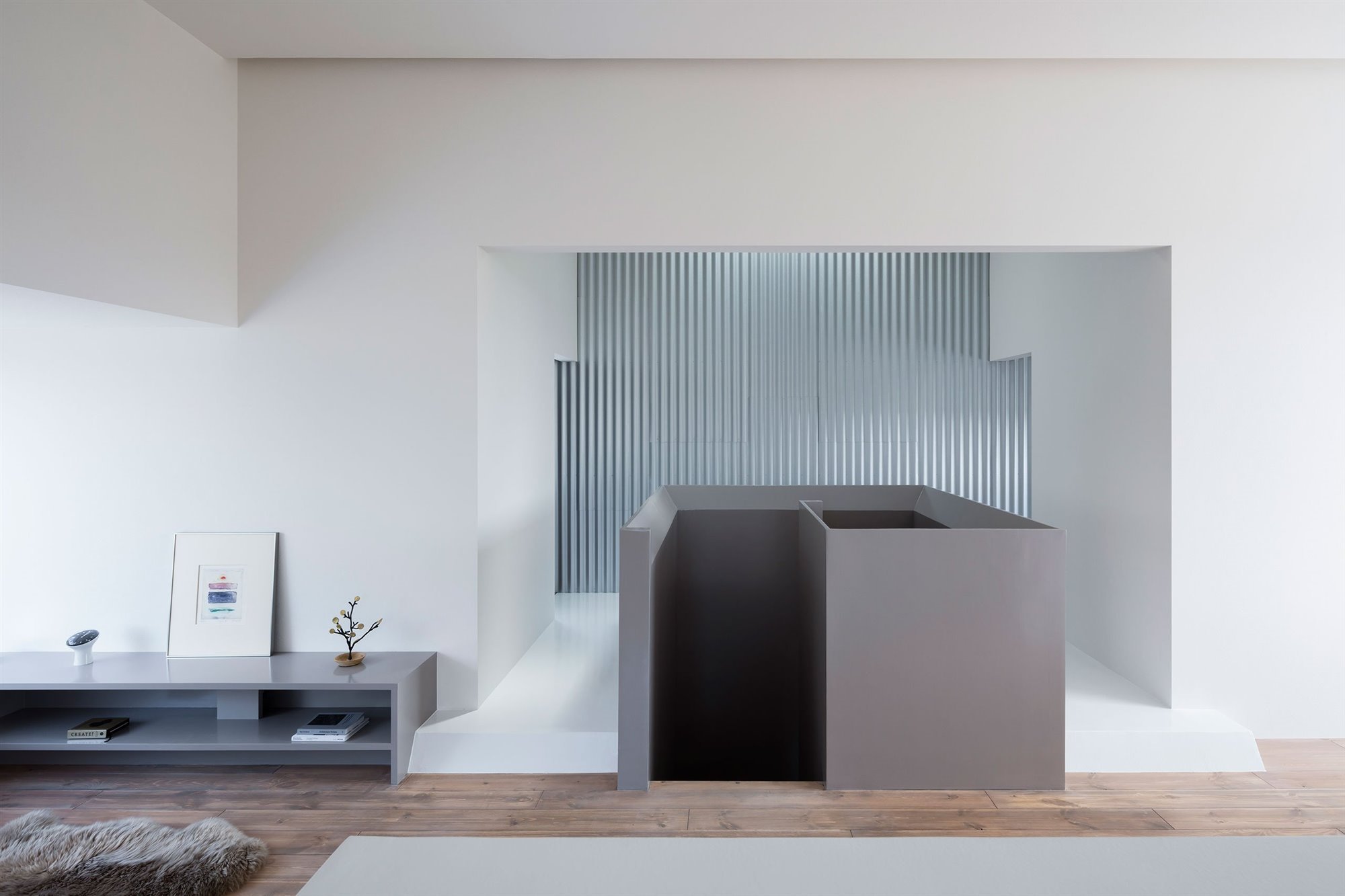 Casa moderna con decoracion de estilo minimalista en japon salon con escaleras