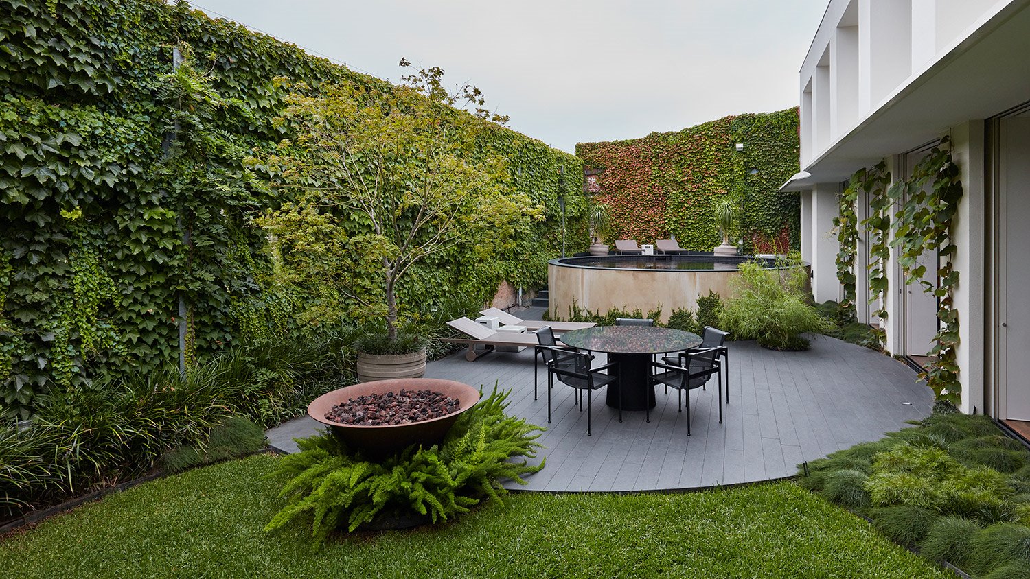 Casa moderna en Australia con jardin y piscina comedor exterior