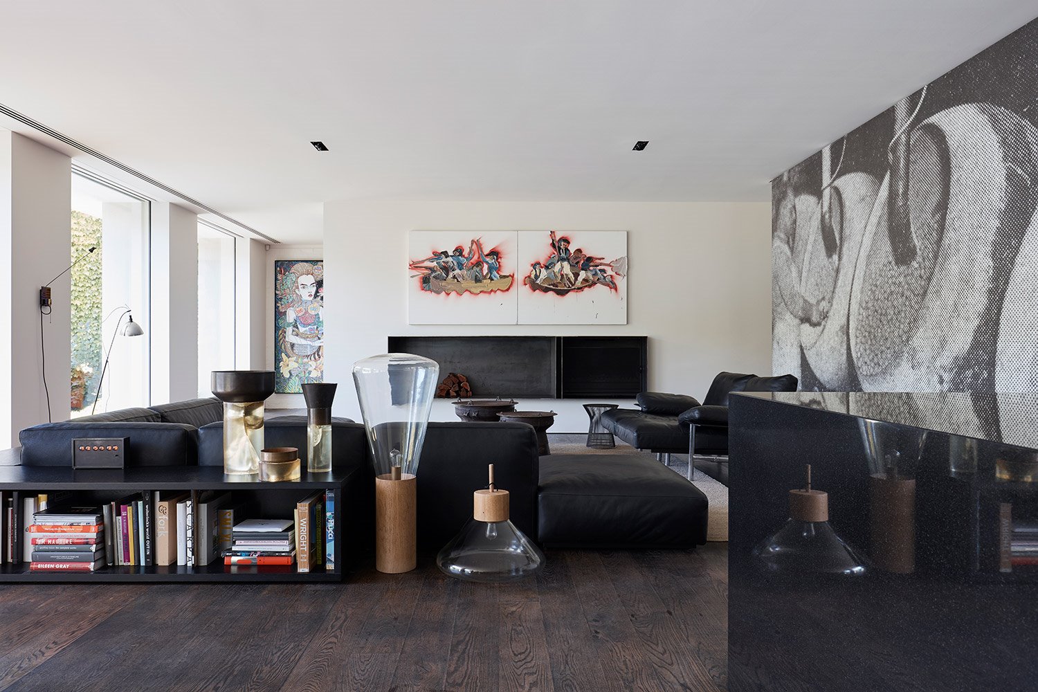 Casa moderna en Australia con jardin y piscina salon con muebles en color negro