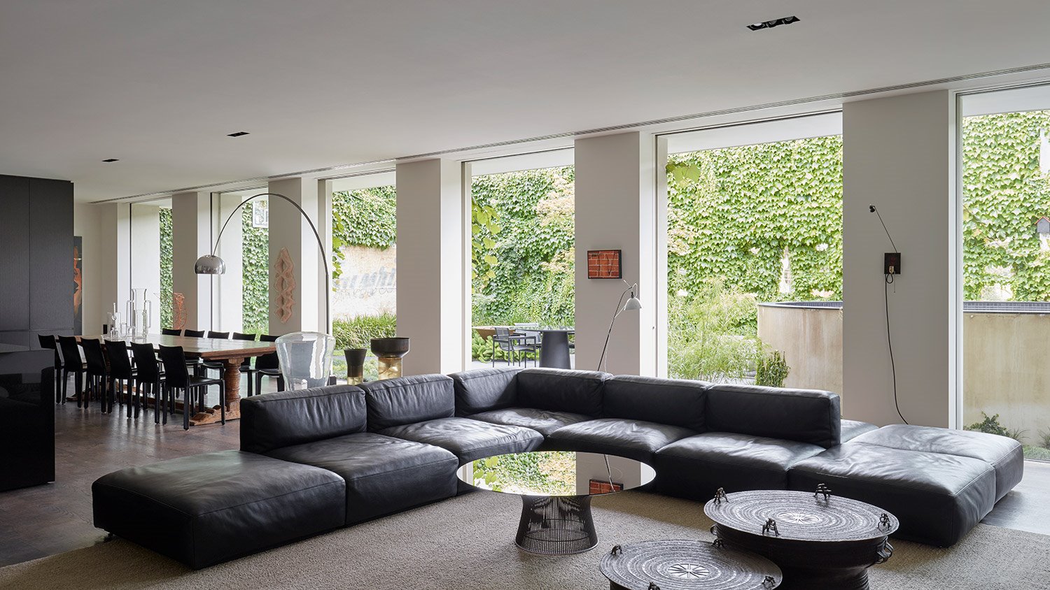 Casa moderna en Australia con jardin y piscina salon con sofa de piel negra