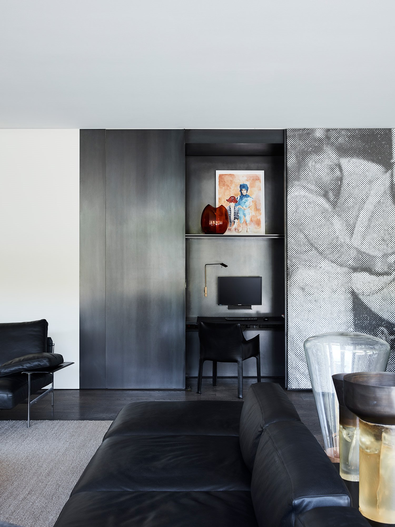 Casa moderna en Australia con jardin y piscina salon con zona de trabajo