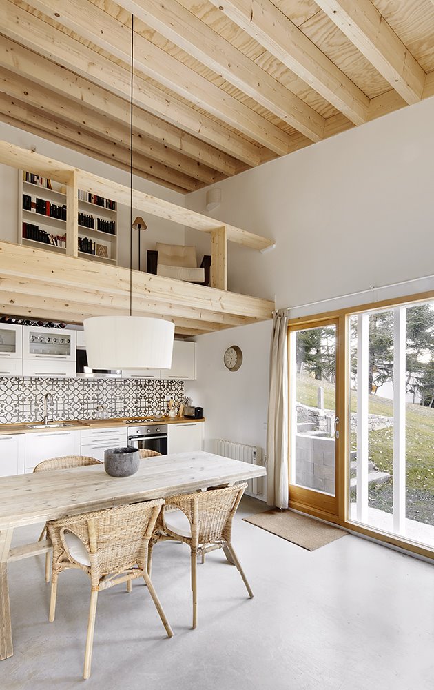 casa prefabricada madera CAMPRODON marc mogas comedor cocina con salida al jardín