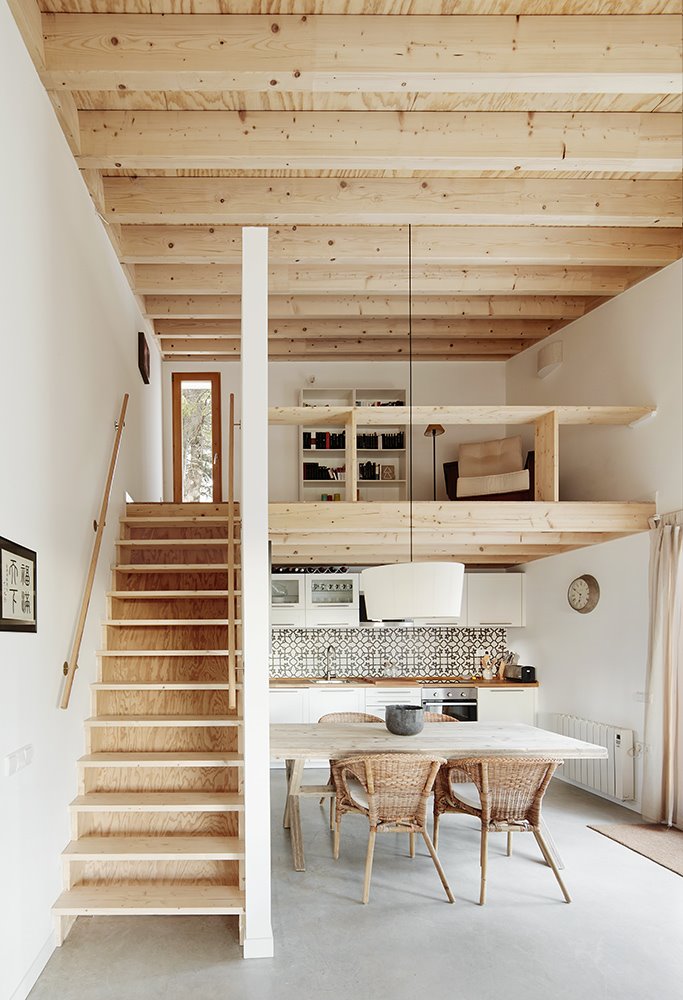 casa prefabricada madera CAMPRODON marc mogas comedor cocina doble altura