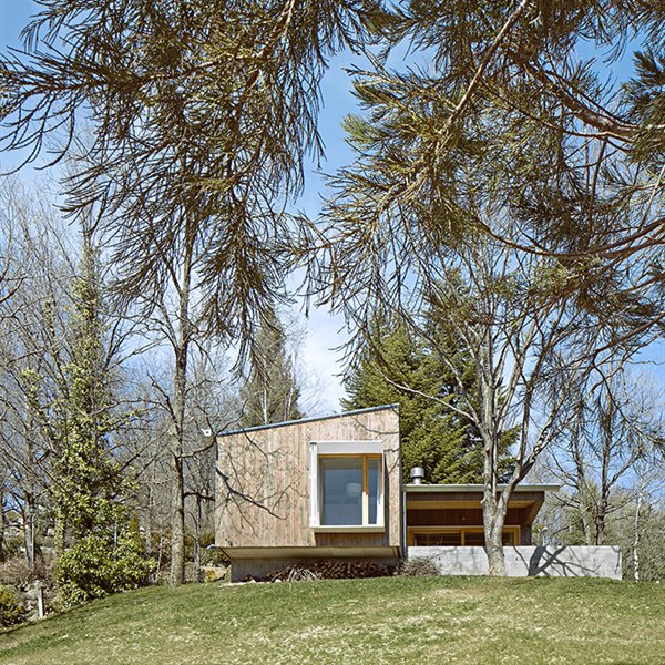 Una casa de madera prefabricada para vivir rodeado de montañas en los Pirineos