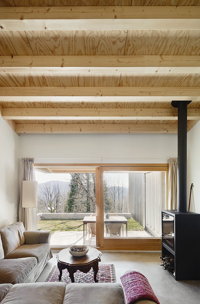 casa prefabricada madera CAMPRODON marc mogas salón chimenea