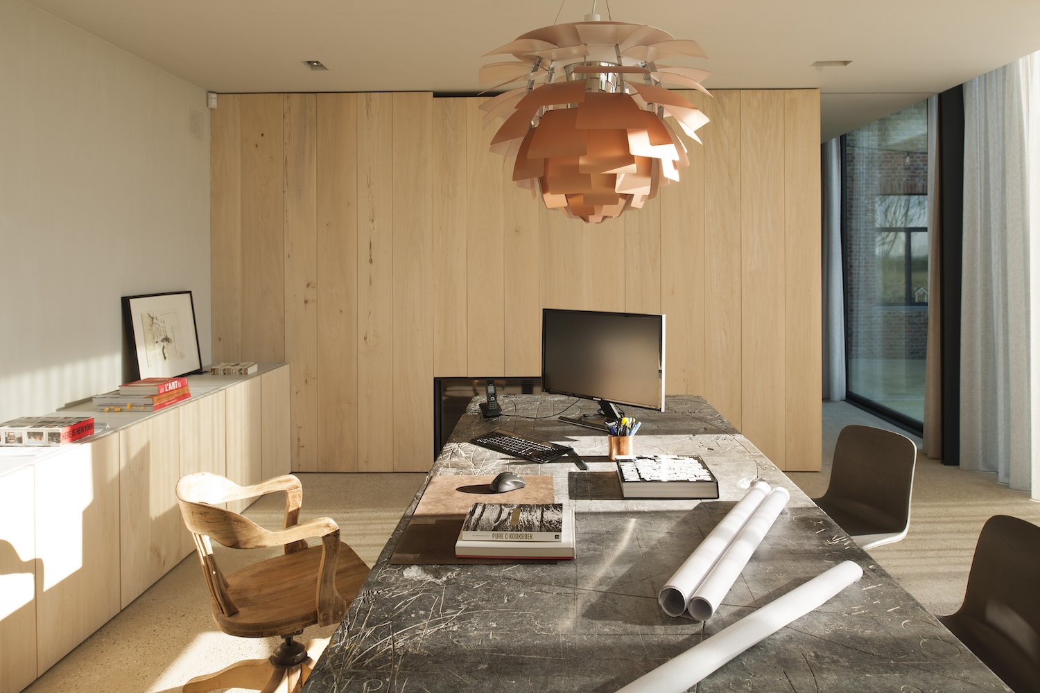 Zona de trabajo despacho con paredes de madera Foto Pere Peris. En orden