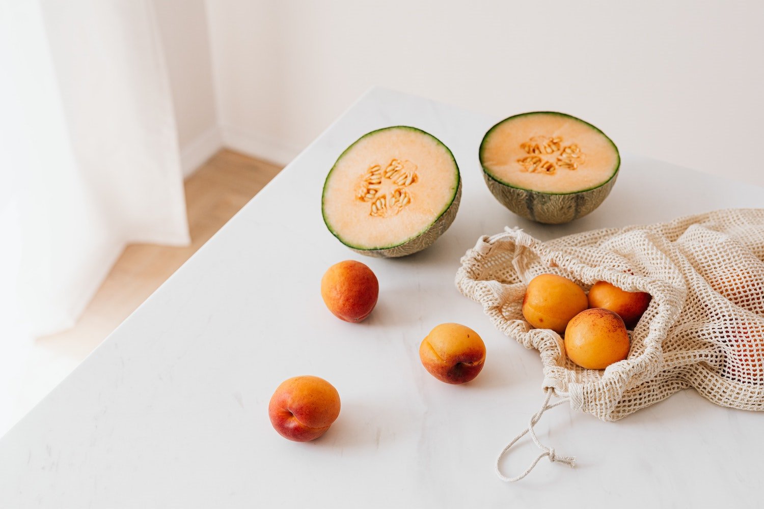 Bolsa de la compra con fruta. Tote, siempre