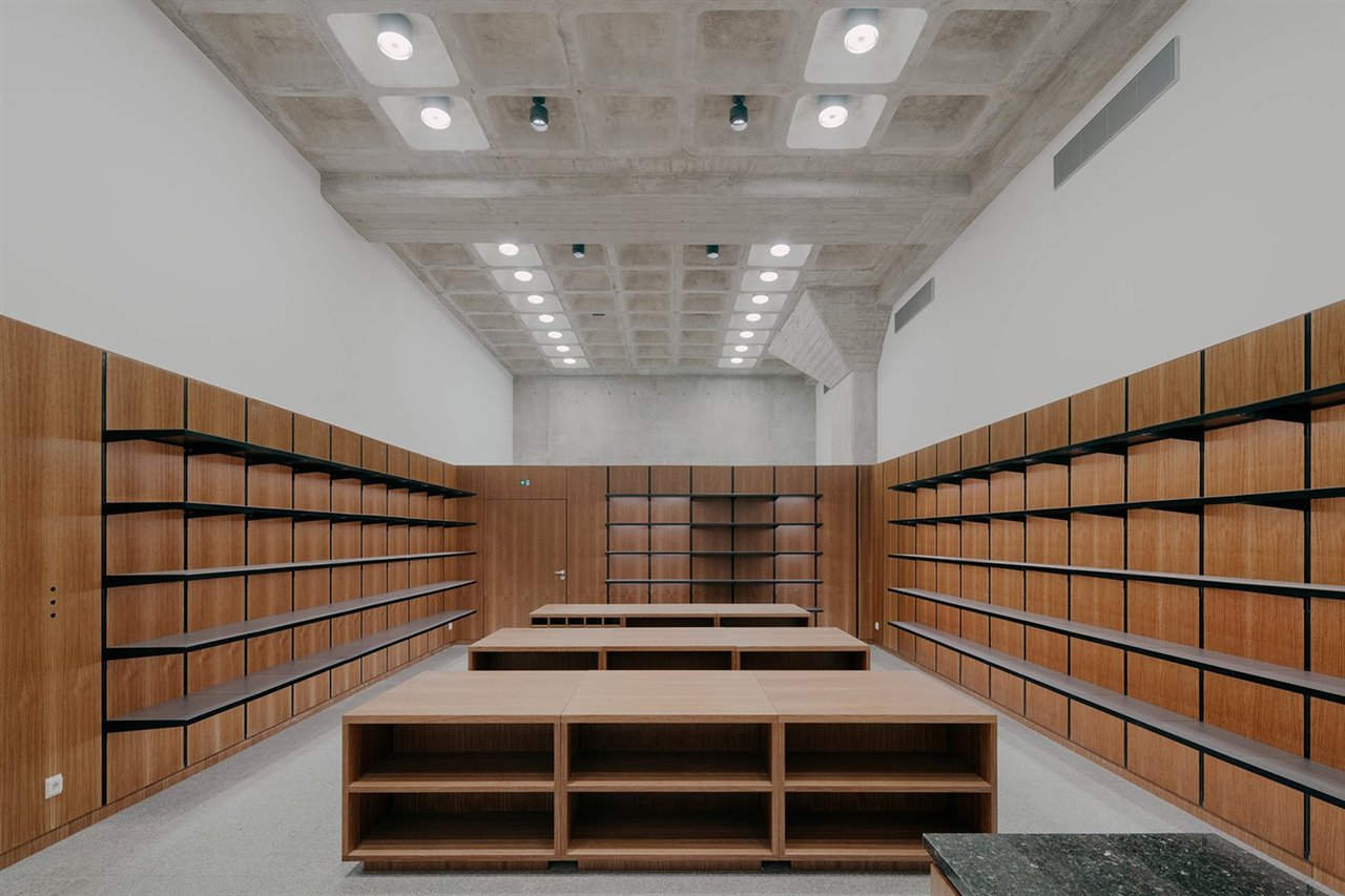 Además de renovar la envolvente, se han mejorado los servicios del museo, como la tienda, en la imagen.