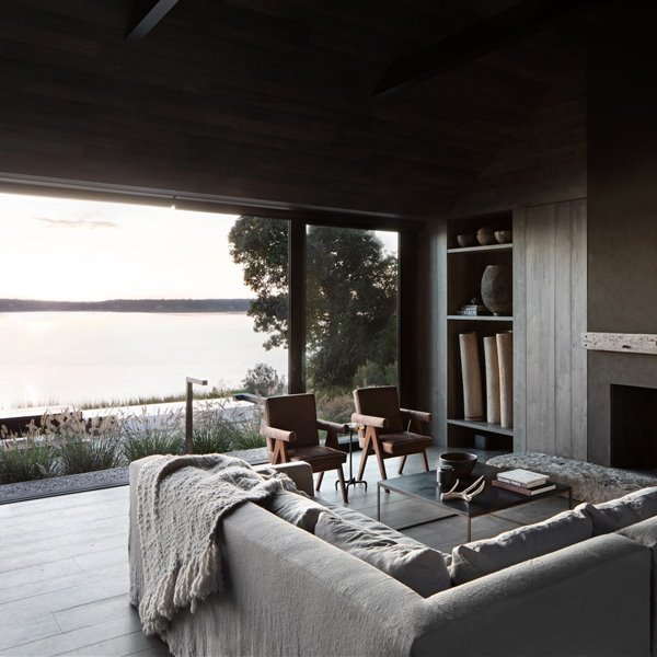Una moderna casa con interiores de madera y vistas al mar en los Hamptons de Nueva York