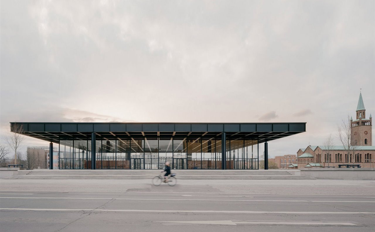 Junto al Pabellón alemán de Barcelona, la Neue Nationalgalerie está considerada uno de los principales ejemplos de la abstracción estructural del Estilo Internacional.