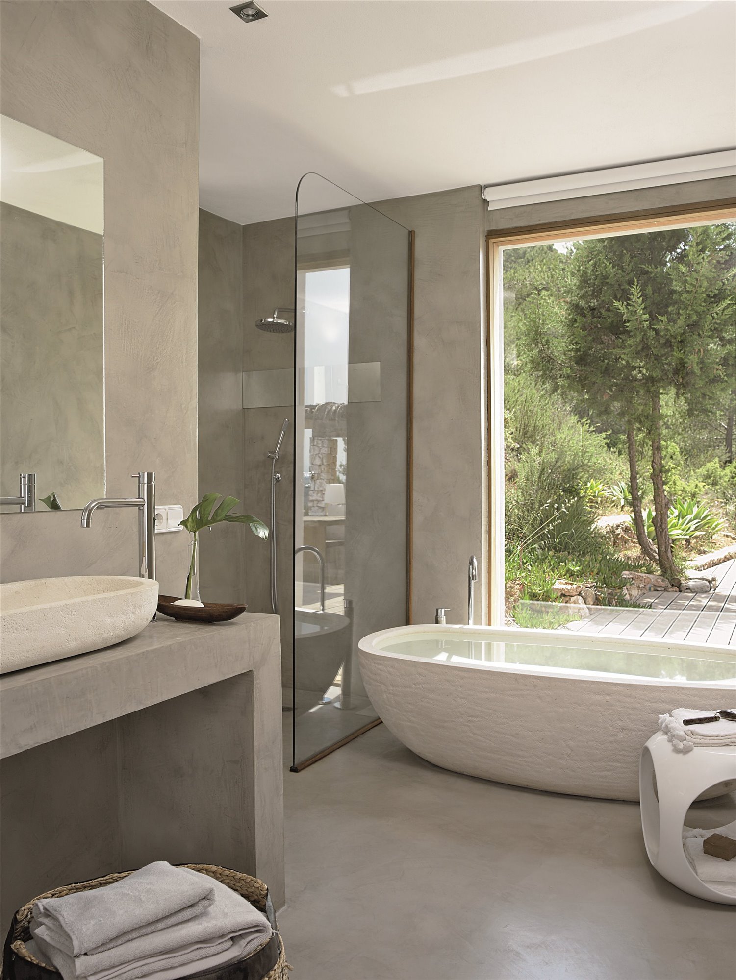 Baño moderno co bañera y ducha con mampara redondeada