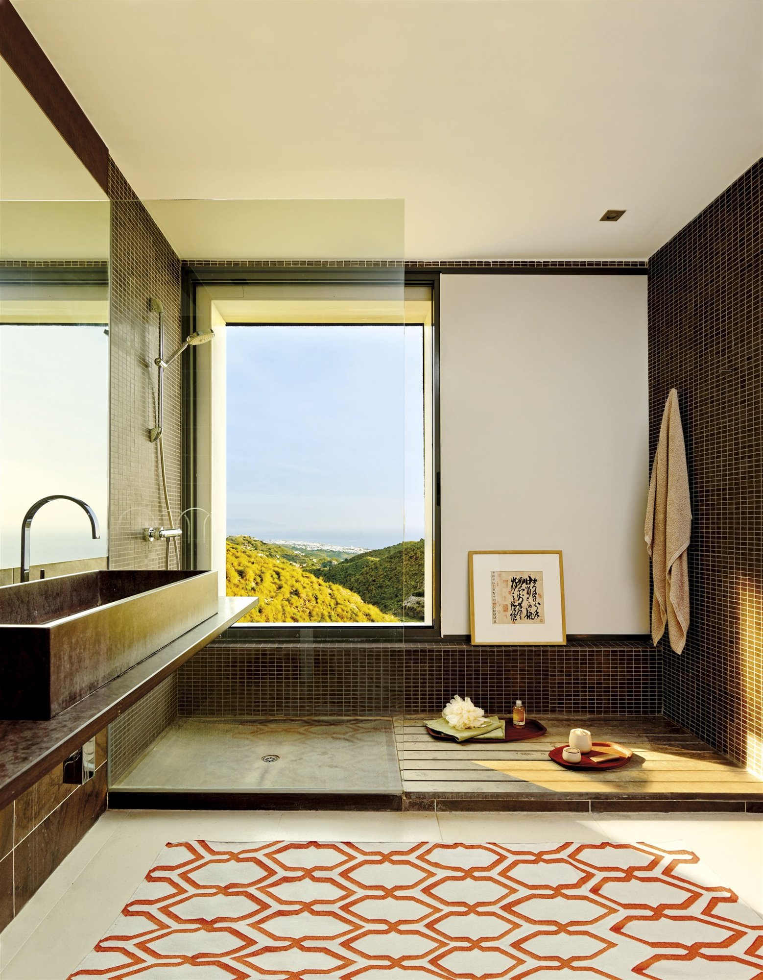 Baño moderno con baldosas marrones y vistas