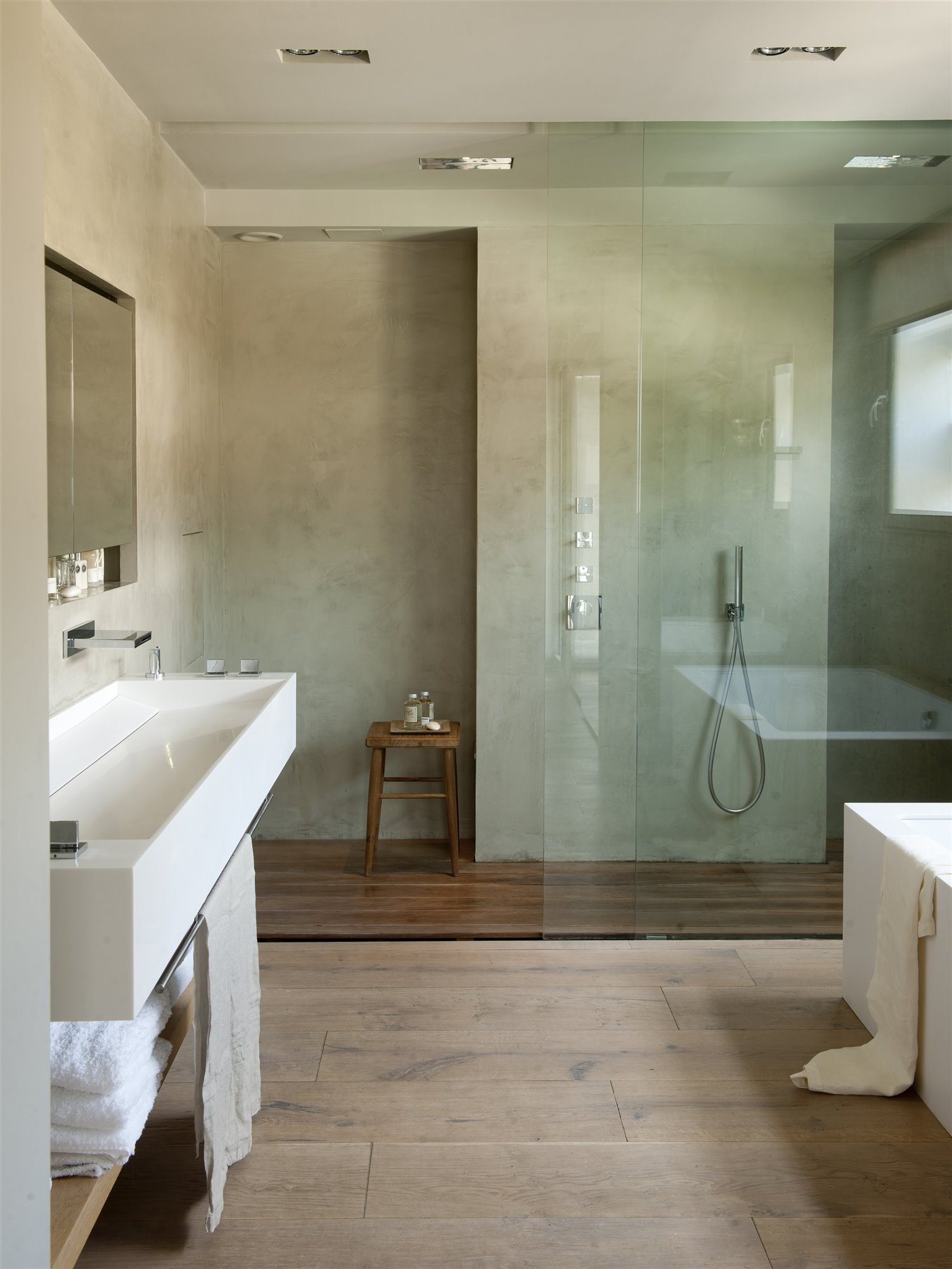 Baño moderno con ducha con suelo de madera