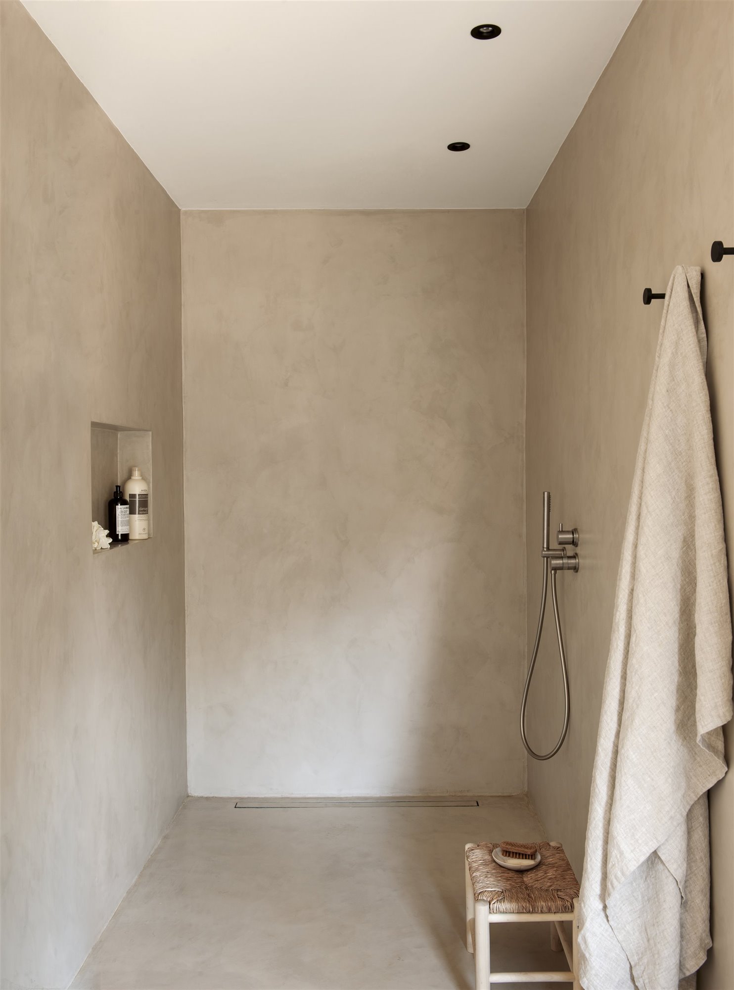 Baño moderno con ducha de obra