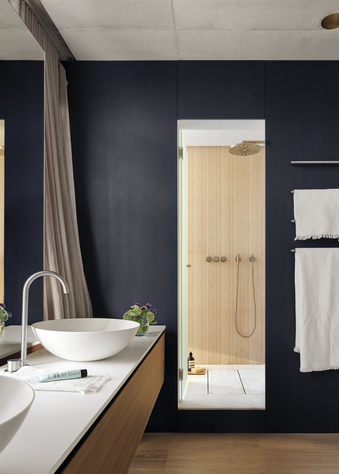 Baño moderno con ducha encerrada