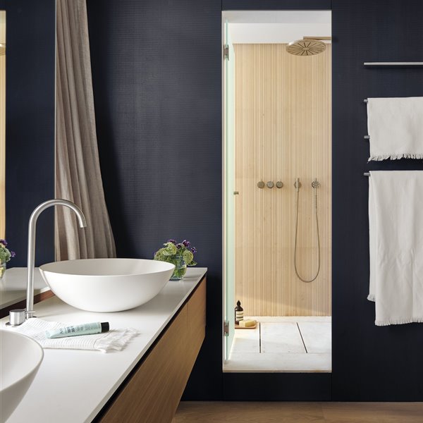 Baño moderno con ducha encerrada