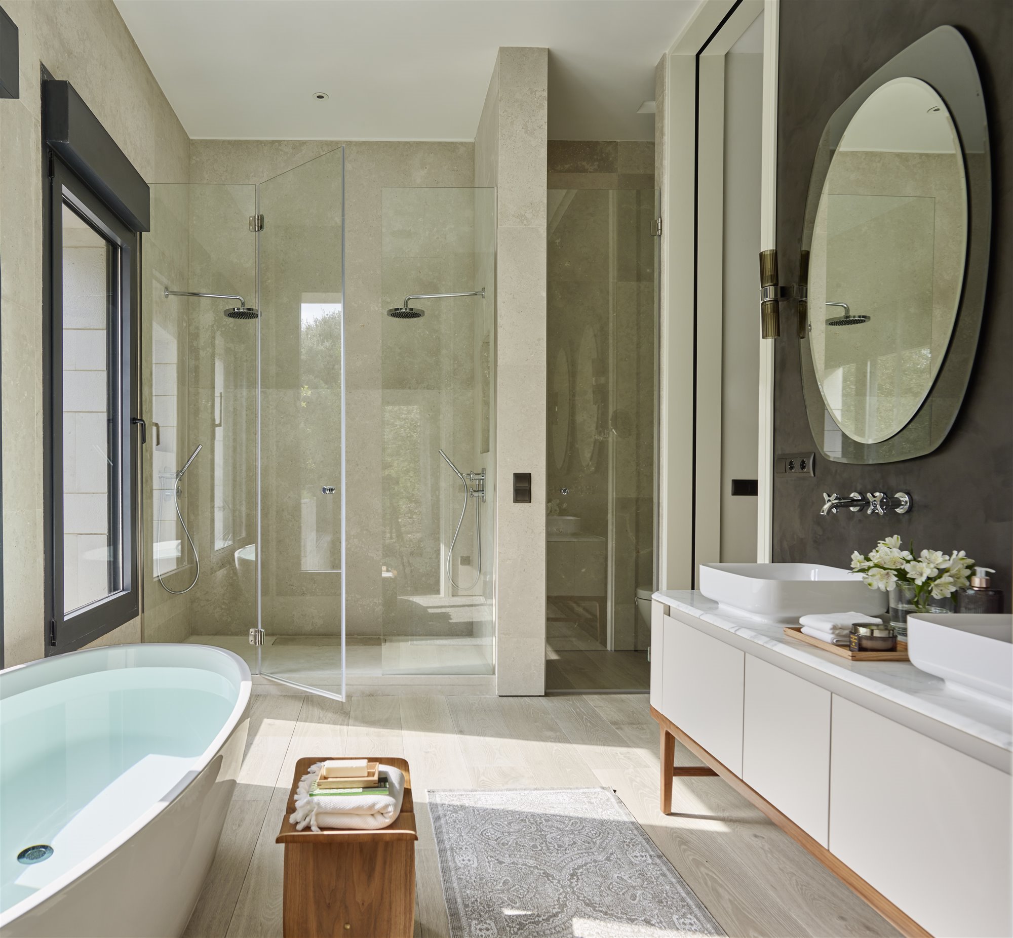 Baño moderno con ducha y bañera