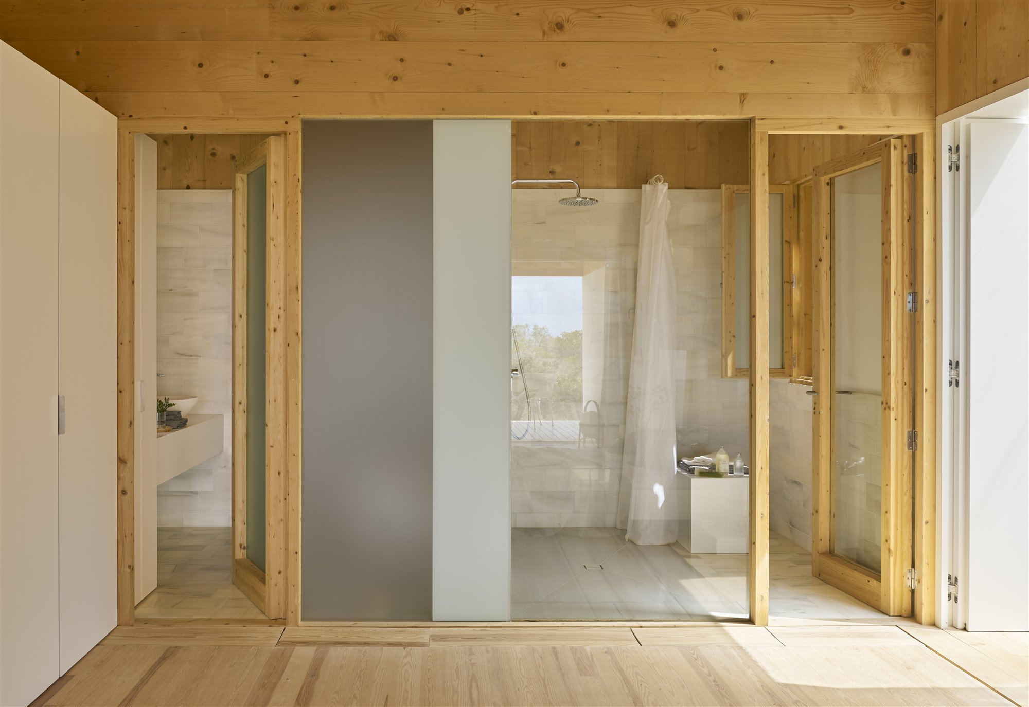 Baño moderno con ducha y madera