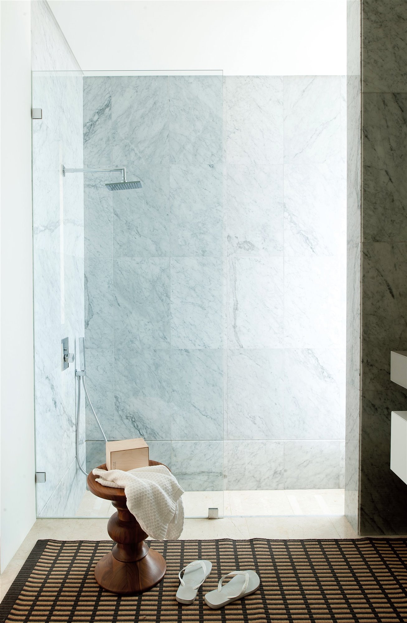 Baño moderno con ducha y revestimiento de mármol