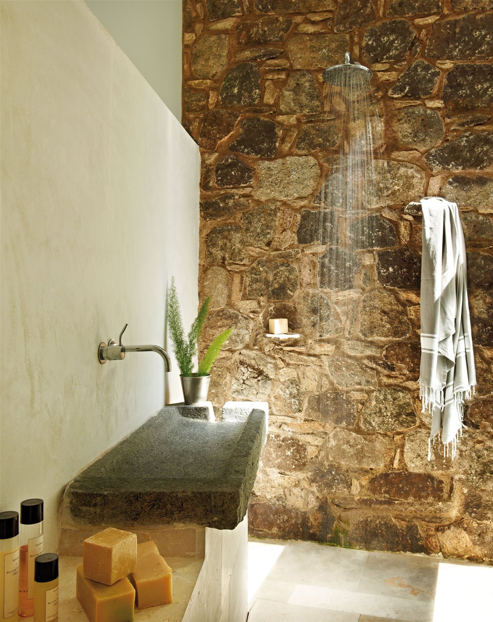 Baño moderno de esilo rústico con ducha sin mampara