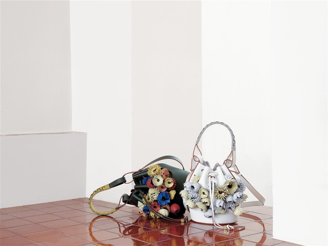 Bolso Balloon, en piel de ternera, decorado con creaciones tejidas en piel tratada, sobrantes de antiguas colecciones.