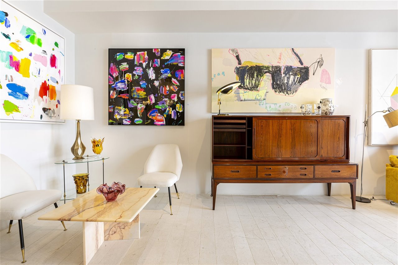 Los muebles de diseño del siglo XX han sido seleccionados con especial cuidado y restaurados respetando su historia.
