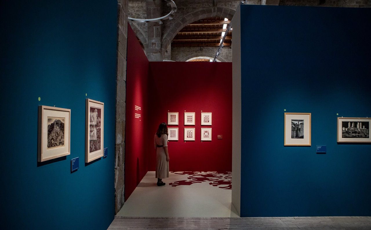 Dividida en siete áreas, la muestra exhibe más de 200 obras del genio holandés.