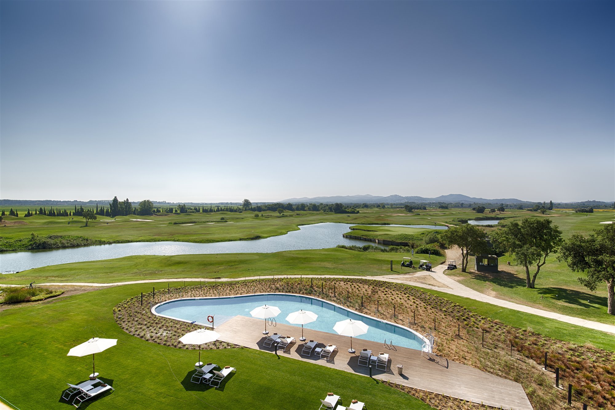 piscina y campos. GOLFEMPORDA 09