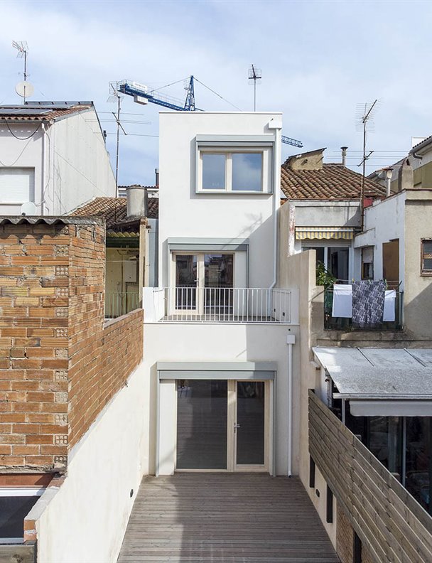 La casa que demuestra que la arquitectura prefabricada y biopasiva es posible en la ciudad