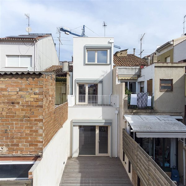 La casa que demuestra que la arquitectura prefabricada y biopasiva es posible en la ciudad