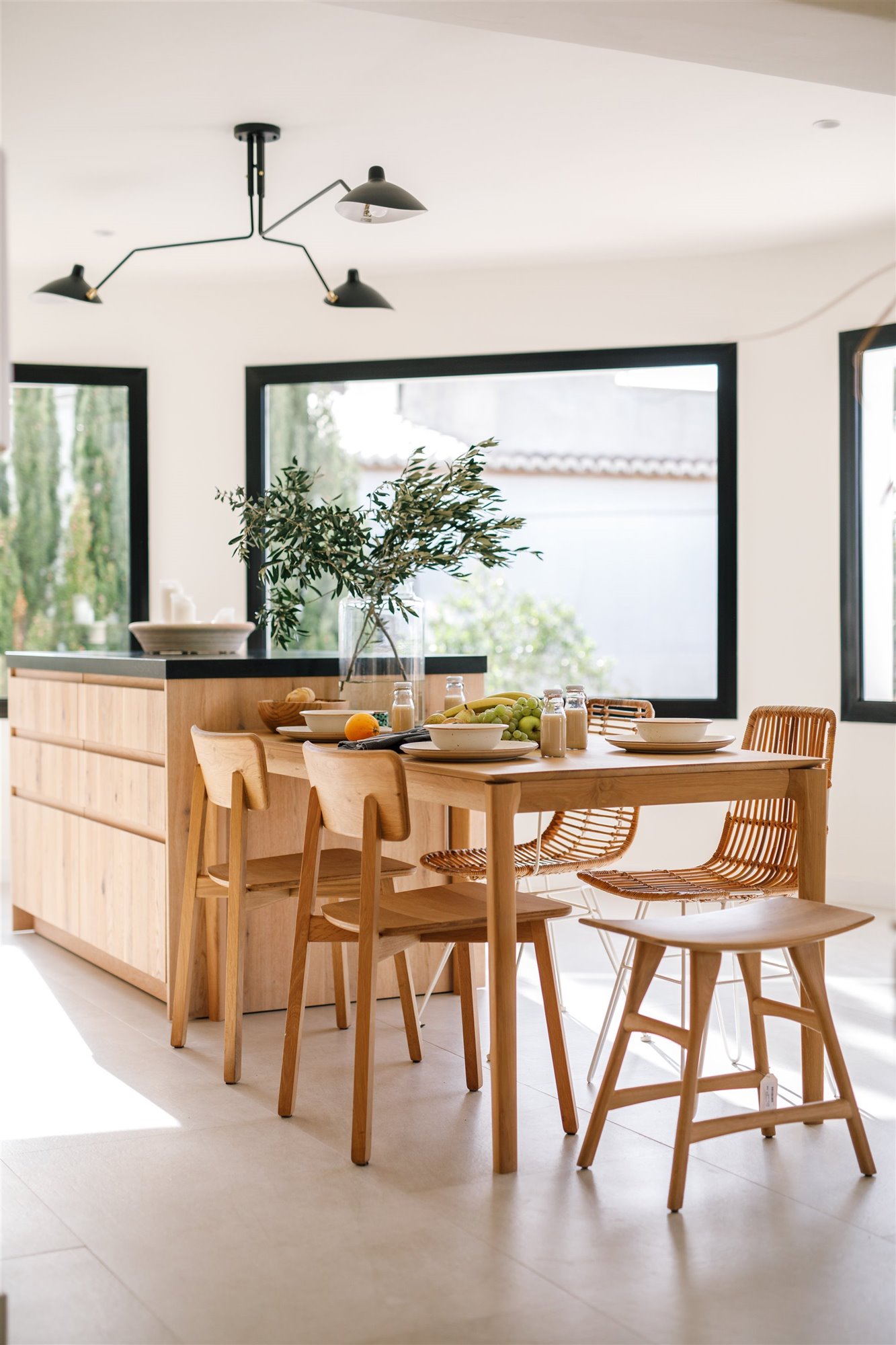 Casa moderna mediterránea con piscina con cocina de madera