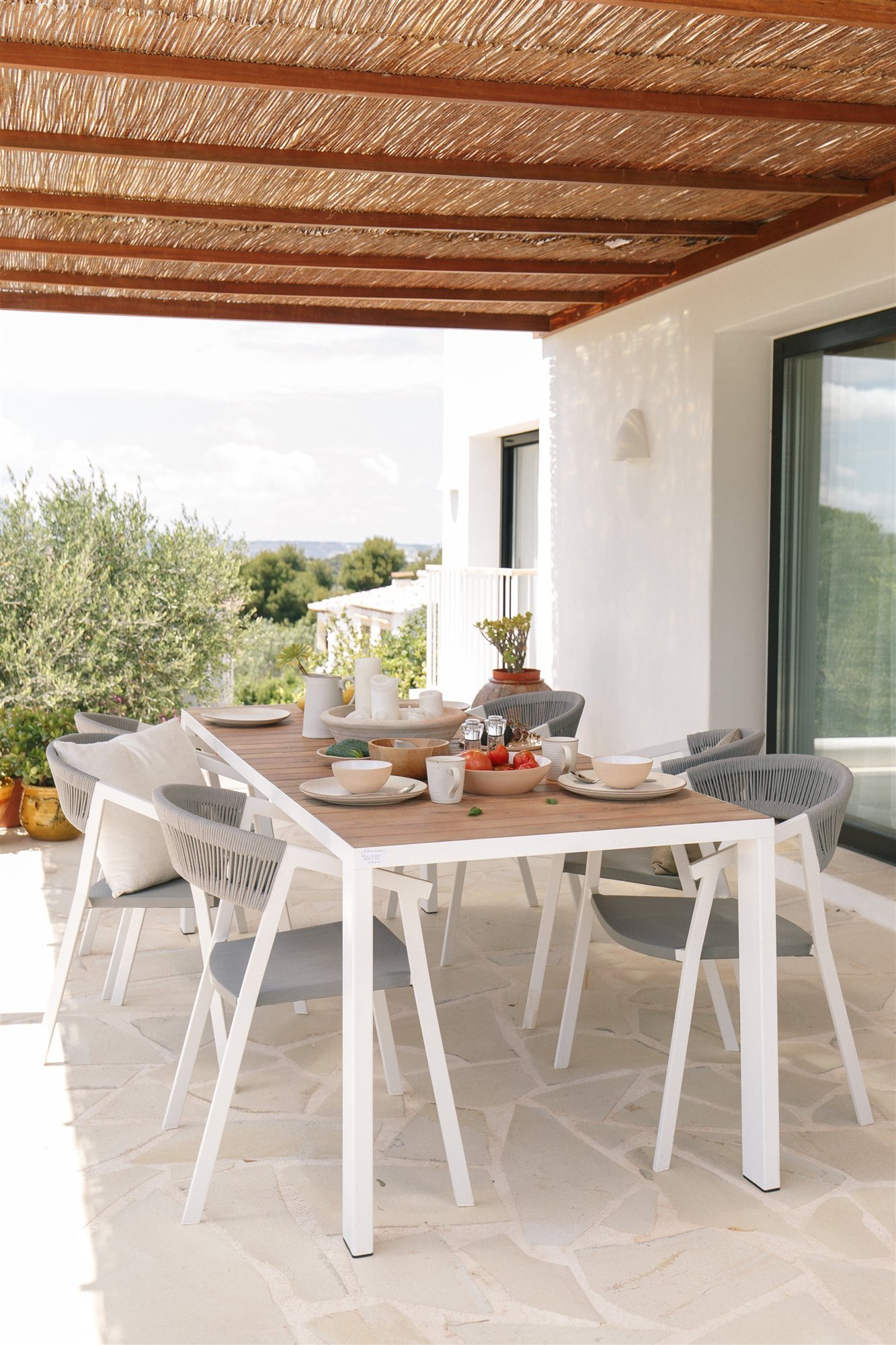Casa moderna mediterránea con piscina porche comedor exterior