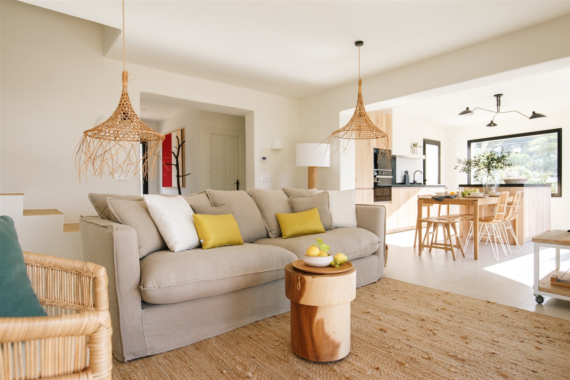 Casa moderna mediterránea con piscina salón