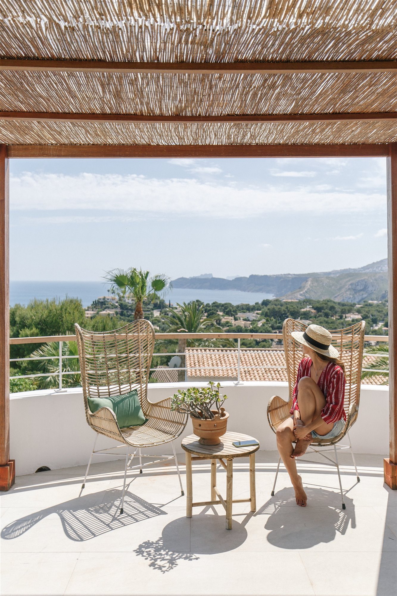 Casa moderna mediterránea con piscina terraza con sillas de mimbre