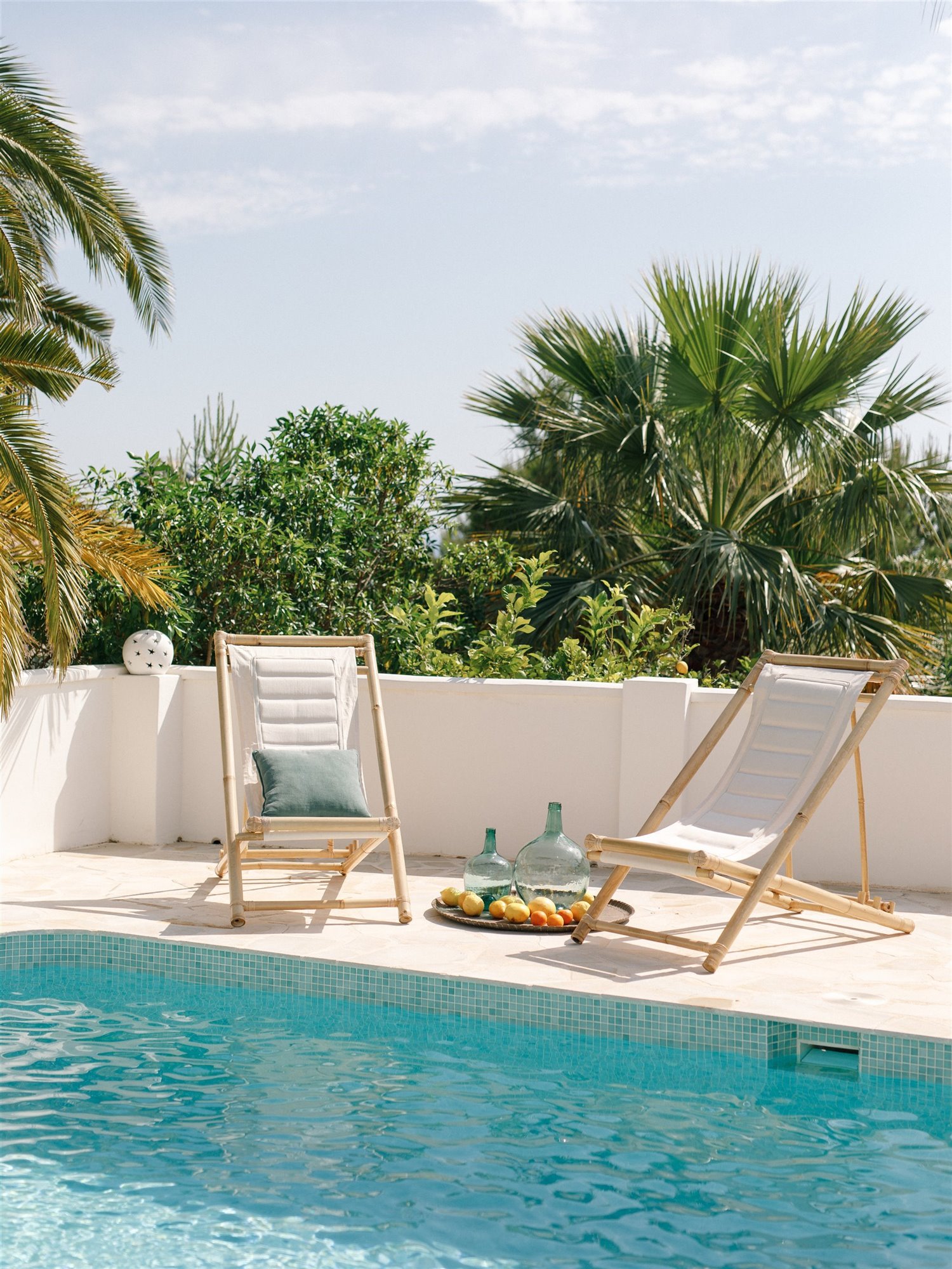 Casa moderna mediterránea con piscina tumbonas de madera