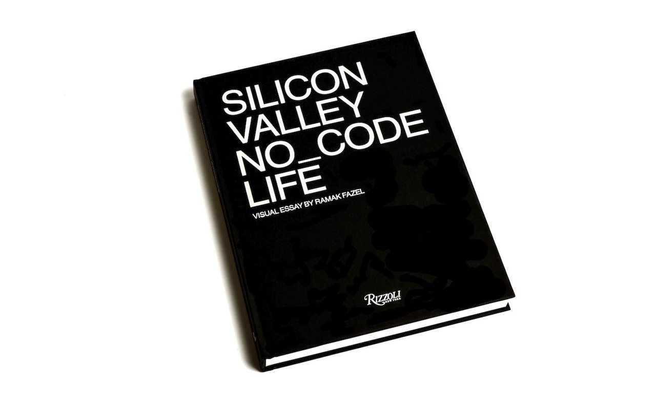 Las fotografías de Ramak Fazel que recoge este libro muestran la vida real, muy alejada de la gran innovación tecnológica que muestran los medios, en Silicon Valley