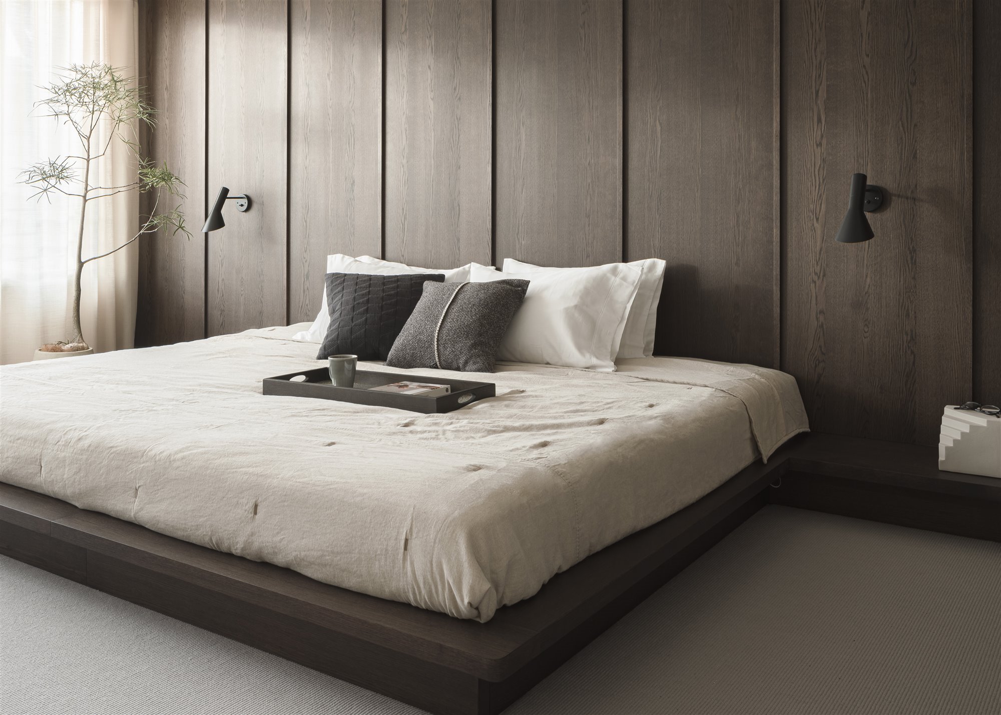 Casa con decoracion japandi dormitorio con cama futon